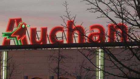 Auchan n'a perdu "que" 600 millions d'euros en 2025 et malgré des baisses de prix de 8%, le distributeur n'arrive pas à relancer ses ventes