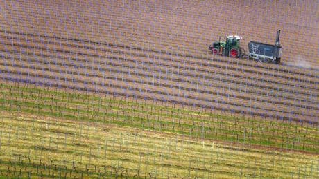Rettungshubschrauber-Einsatz: Mann kippt mit Trecker um und wird lebensgefährlich verletzt