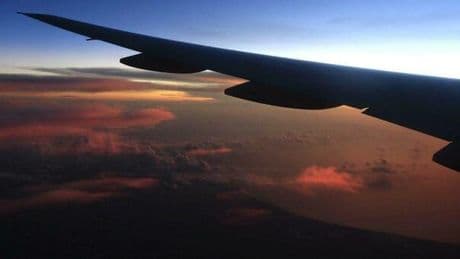 Turbolenze in aereo, sono pericolose? «No, ma pensiamo a nuovi tipi di cinture di sicurezza. Meglio tenerle allacciate per tutto il volo»