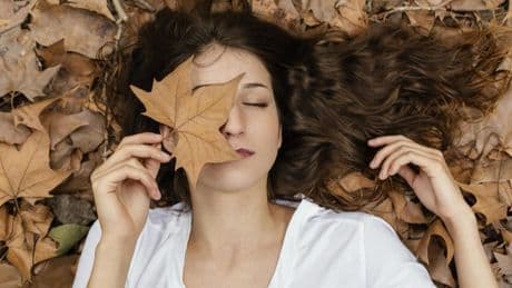 Karla Pires, farmacéutica: “Igual que no vestimos igual en verano que en otoño, la piel tampoco tiene las mismas necesidades. Adaptar el neceser de estación es un gesto sencillo que marca una gran diferencia”