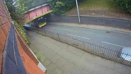 Un puente siega el techo de un autobús y deja 15 heridos en Manchester