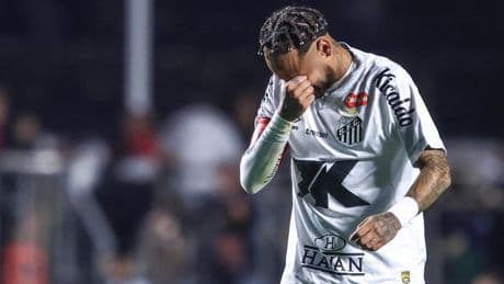 Neymar in tranen van het veld na pak rammel met Santos: ’Ik schaam me diep, vandaag was het stront’