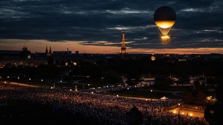 Entre étonnement et interrogation, touristes, Parisiens et, même, Emmanuel Macron retrouvent la flamme olympique et son ballon