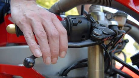Motorradbremsen entlüften: So geht es richtig