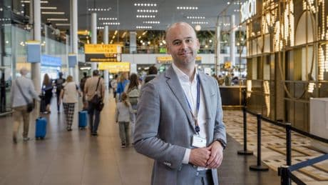 Schiphol investeert 10 miljard euro: champagnebar wijkt voor broodjes van een tientje