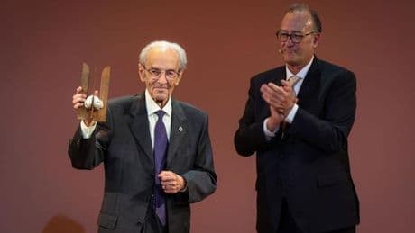 Pere Lluís Font reivindica lengua y filosofía al recibir el Premi d'Honor de les Lletres Catalanes