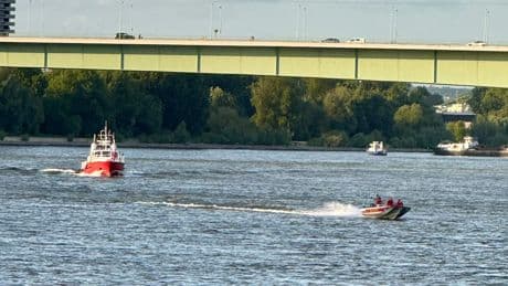 Großeinsatz in Köln - Mensch droht im Rhein zu ertrinken