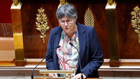 "La société paie leurs études": elle est la seule médecin et députée à vouloir réguler l'installation des médecins
