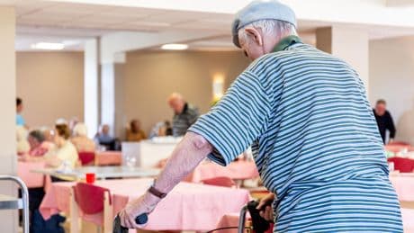 Médecins absents, repas froids, instabilité des équipes… La Cour des comptes étrille les Ehpad du groupe Bridge