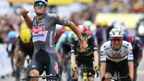 Como la mejor de las clásicas: Van der Poel se impone a Pogacar y Vingegaard en Boulogne sur Mer y es el nuevo líder