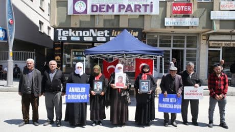 DEM Parti önünde evlat nöbeti: "Oğlum gel devlete teslim ol"