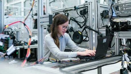 Les femmes utilisent moins l'IA que les hommes au travail par crainte d'être jugées