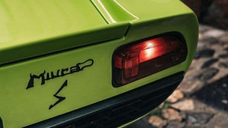 Dal “Verde Scandal” della Miura a “Bianco Santarellina” della 500: il genio cromatico delle auto