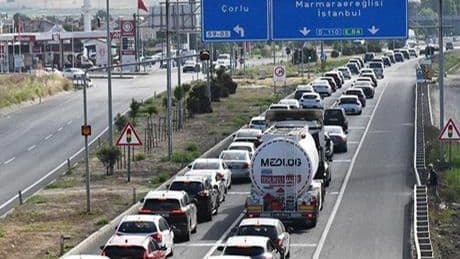 Tatil bitti! İstanbul'a dönüş yolculuğu başladı: İlçeden 15 binden araç çıkış yaptı