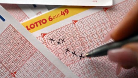 Unverhofftes Lotto-Glück - Tipperin erfährt zufällig von Millionengewinn
