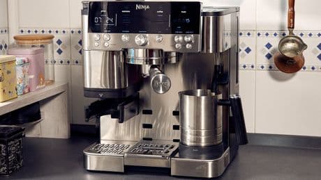 Llevo años huyendo de las cafeteras superautomáticas. Ahora he probado una superautomática-manual y no puedo dejar de usarla