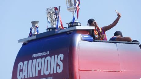 La rúa del FC Barcelona tras ser campeones de la Liga, en imágenes