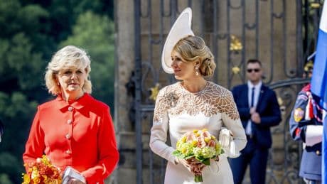 ’Zou echtgenote president Pavel zich underdressed gevoeld hebben naast onze flamboyante koningin?’