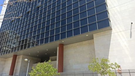 Piden 20 años de prisión para un joven acusado de matar a su exsuegro de 22 cuchilladas en su casa