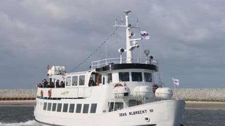 Passagierschiff fährt auf Damm und bleibt stundenlang stecken