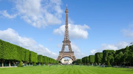 Un parachutiste en garde à vue après avoir sauté de la tour Eiffel