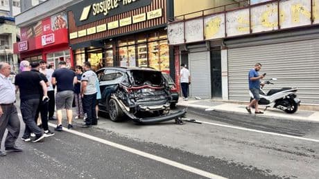 Freni arızalanan kepçe 4 aracı biçti