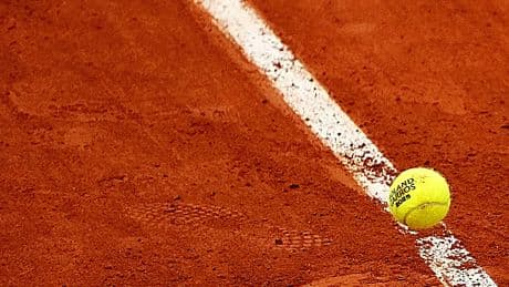 La polémica en Roland Garros entre jueces de línea y Inteligencia Artificial: ¿Por qué los sensores fallan más en tierra batida?