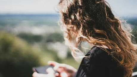 Pour protéger les enfants, Google commence à flouter les images de nudité dans les messages