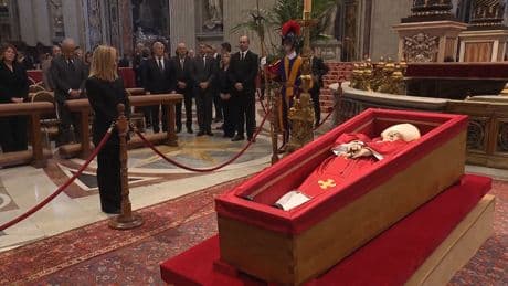 Leerer Blick und rote Augen - Meloni trauert um den Papst