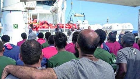 Savona, sbarcati in porto i 146 migranti. “Ci vuole la cartina per spiegargli dove sono”