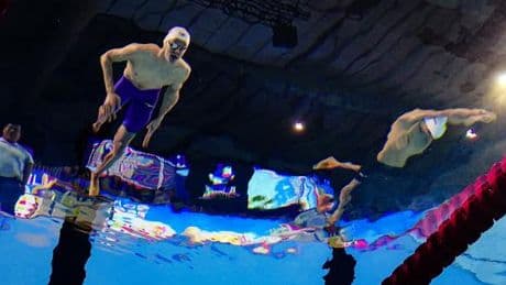 Mondiaux de natation : « Tu peux crier, lever les bras, siffler… », l’art ardu de la communication en course avec les nageurs