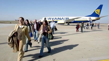 Los recortes de Ryanair hunden el tráfico a niveles históricos en los aeropuertos de Valladolid, Jerez y Santiago de Compostela