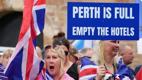 Großbritannien: Proteste gegen Unterbringung von Migranten in Hotels
