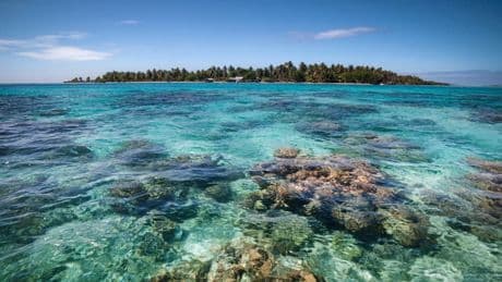Un navire soupçonné de trafic de drogue découvert échoué sur un atoll de Polynésie française