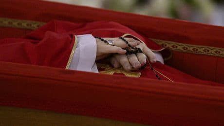 Así será el sellado del féretro del papa Francisco: las monedas de su pontificado y un pañuelo de seda en el rostro