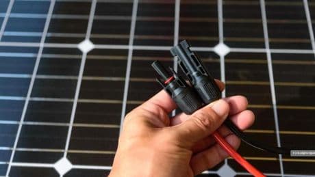 EBooster, el invento murciano que sube un 40% la producción del panel fotovoltaico y en el que está interesado Emiratos