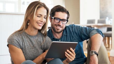 Equilibrio zen en una tablet para estudiar, crear y trabajar