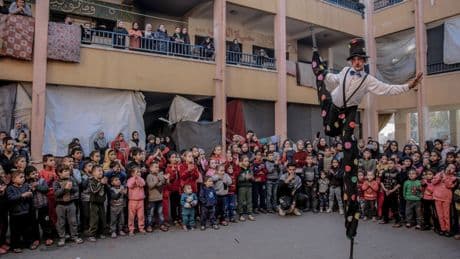 Met een clown of balspel proberen vrijwilligers Gazaanse kinderen even af te leiden van de gruwel