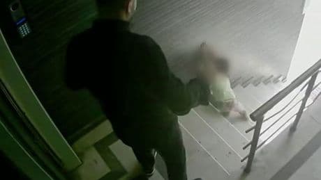 3 yaşındaki kızını tekme atarak merdivenlerden yuvarlayan cani erkek, tahliye edildi