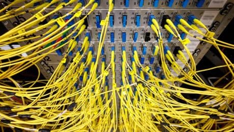 Des câbles plus longs et des débits énormes: qu'est-ce que la fibre optique à noyau creux que finance Microsoft?