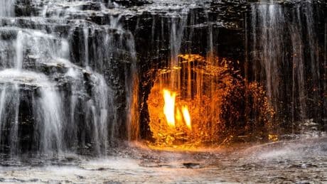Naturphänomen Eternal Flame Falls: Warum das ewige Feuer nie erlischt