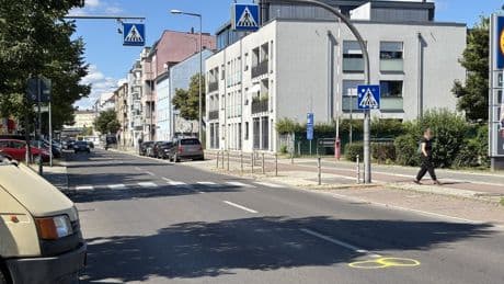 Er soll zu schnell gewesen sein - Rentner (84) überfährt Kind (2) auf Zebrastreifen