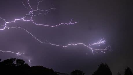 Orages dans le Nord et le Pas-de-Calais: deux jeunes femmes blessées dans un accident de la route