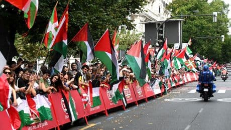 Geen ritwinnaar in Vuelta-etappe door honderden pro-Palestijnse demonstranten bij finish
