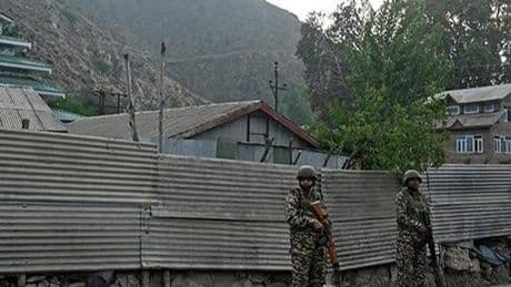 Pakistan hükümeti Hindistan'ın saldırıları sonrası orduya 'karşılık verme' yetkisi verdi