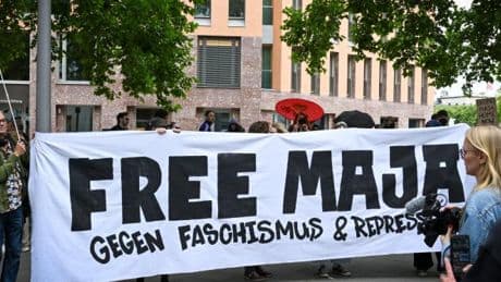 Demonstration für Maja T. – Unbekannte verüben Farbanschlag auf Leipziger Amtsgericht