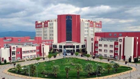 'Bıçak parası' aldığı iddia edilen profesör ile sekreteri adli kontrolle serbest
