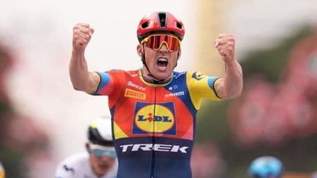 Giro d'Italia, Pedersen prima maglia rosa. Brutta caduta per Landa