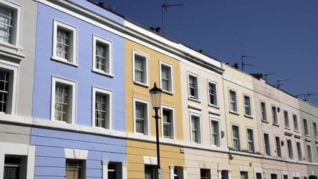 Los vecinos de Notting Hill plantan cara al turismo pintando de negro sus casas
