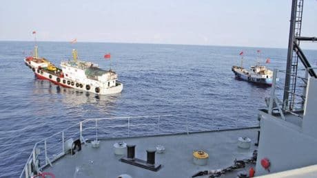 China acusa a un barco filipino de chocar contra su guardia costera y responde disparando cañones de agua